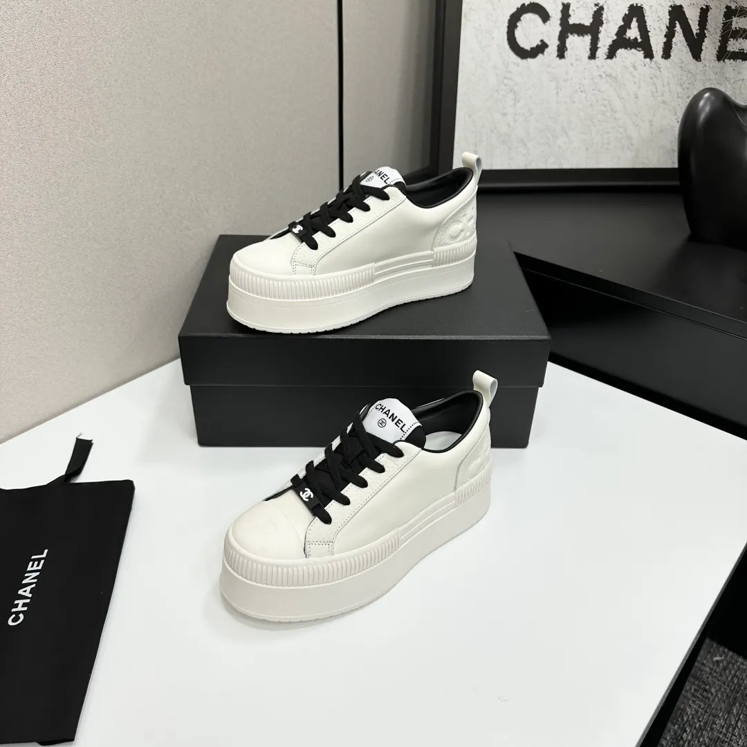👟👟Ex-factory price 560👟👟Chanel Panda Shoes! 2025 counter's top casual sports shoes. This classic design; the upper is electro-embroidered with a variety of techniques; the outsole is fashionable and sporty; the unusual inclusion of a variety of color matching elements... The diversified mix and match is very good-looking and versatile, and can be used for leisure, fashion, sports, and outdoor... ꫛꫀꪝ Go➫ Materials: ❶Upper made of: original imported first-layer silk cowhide + original waterproof cloth + original first-layer cowhide ❷Inner lining: Breathable mesh ❸ Outsole based on: original TPU combination outsole, full set of boutique packaging for women 35–41